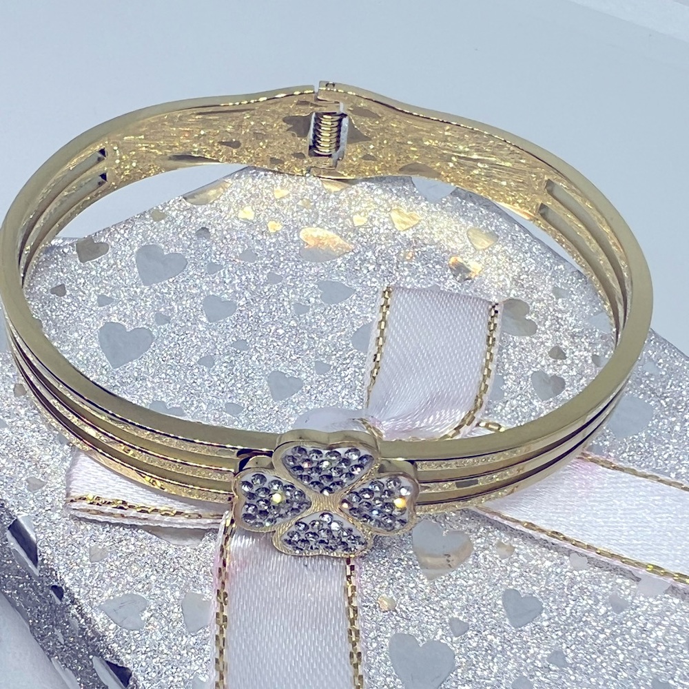 Bangle bracelet
